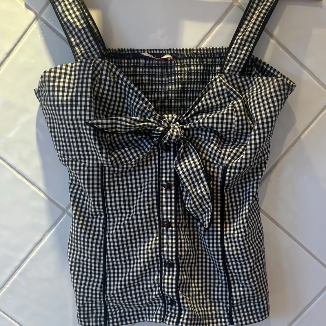 Svartvit rutig topp med rosett