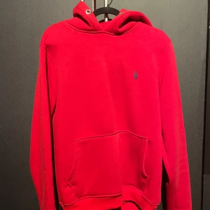 Röd hoodie - Den är i nyskick och i storlek S men passar även M.     (O. B. S.  1 : 1 K O P I A)