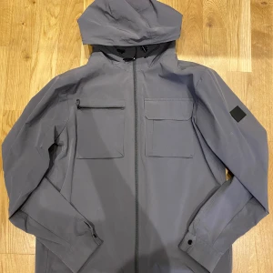 Zavetti windbreaker / regnjacka - Säljer en zavetti regnjacka, skick 10/10 som nya. Mörk grå färg. Skriv för mer bilder och info