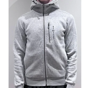 Grå huvtröja från Sail Racing - Riktigt Snygg grå zip hoodie från Sail Racing med dragkedja och justerbar huva. Använd enstakad gång sedan inte kommit till användning. (Inprincip nyskick) Nypris 1699kr, mitt pris 399kr. Snabba köp=fraktar samma dag💌 