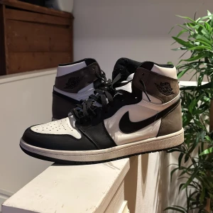 Nike Air Jordans dark mocha - Riktigt snygga black mochas i suveränt skick!    Använda 1 gång!