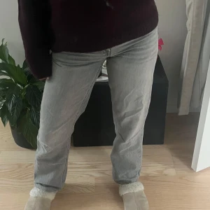 Grå jeans  - Jättefina gråa jeans från lager 157 i modellen icon. Storlek xs men kan passa s också. Jeansen är i bra skick. Skriv vid frågor🩶