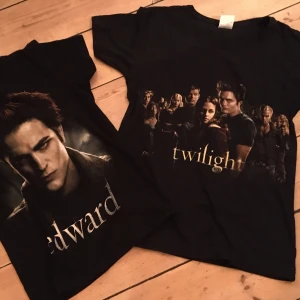 twilight saga merch - två twilight tröjor !! ✨