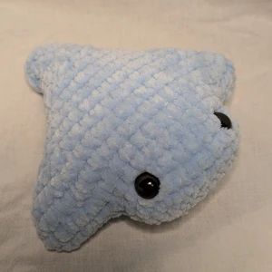 Blå rocka - En liten blå rocka som är gjord på 100% polyester garn. Längd: 15 cm, bred: 15 cm