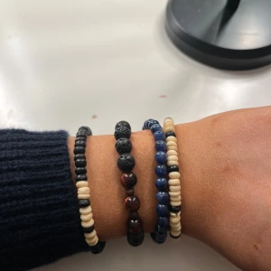 Flerfärgade armband med pärlor - Säljer dessa skit snygga kill armbanden. För alla 60 kr annars 20 kr styck.