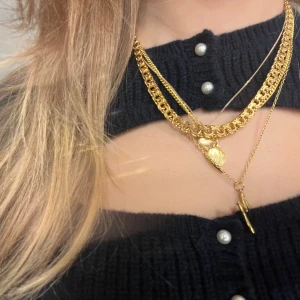 Guldhalsband  - Säljer detta skit fina bismark liknande halsbandet då jag har ett riktigt själv annars hade jag behållt det. Halsbandet har inga defekter.