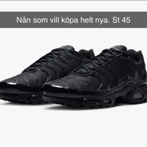 Tn svart - Säljer ett par helt nya svarta Nike sneakers med snörning och en sportig design. Skorna har en robust sula och är perfekta för en aktiv livsstil.