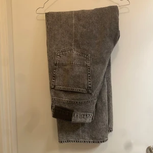 Our Legacy Extended Third Cut - Säljer ett par grå OL extended third cuts. Jeansen är grå med mörkgrå knän i size 32. Mycket fint skick, endast använda.