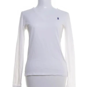 Ralph Lauren tröja - En vit jättefin ralph lauren tröja i storlek M. Har vanligtvis S i tröjor och den sitter bra, den är alltså liten i storleken. Köpte den på Nelly för 999, har använt den ett fåtal gånger därav priset. Priset går dock att diskutera. Hör av er om ni är intresserade.
