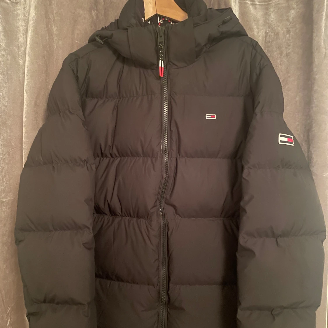 Svart pufferjacka, strl M från Tommy Hilfiger - 92