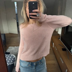 Rosa stickad tröja  - En söt rosa stickad tröja från H&M. 