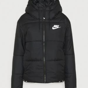 Nike jacka  - Säljer min Nike jacka som är i bra skick. Nypris ca 1300kr 