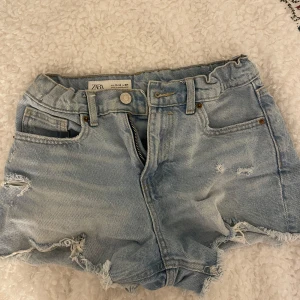 Ljusa jeansshorts från Zara - Snygga ljusa jeansshorts från Zara med slitna detaljer och fransig kant, från barn avdelningen men ganska stora i storleken så passar någon som är runt 168cm lång (som jag) . 