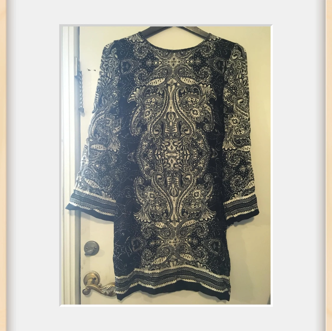 Svart och vit mönstrad klänning från Indiska/36 - 90