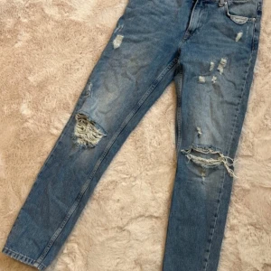 Blå jeans med slitningar från pepe jeans - Snygga blå jeans med slitningar och straight leg från pepe jeans. Perfekta för en avslappnad stil med en cool edge. Regular waist och komfortabel passform. 29x32
