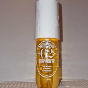 Sol de Janeiro Brazilian Crush Cheirosa 62 - Den härliga parfymmisten 62 från Sol de Janeiro med doftnoter av pistage, mandel, heliotrop, jasminblad, vanilj, saltad karamell och sandelträ. Flaskan rymmer 90 ml och är oöpnad på ground a fell köp. Perfekt för att ge en oemotståndlig doft av pistage och karamell. 