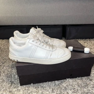 Valentino Flycrew - Valentino flycrew sneakers. Storlek 41. Använt skick med defekter som syns på bilderna. Skosnören och box medföljer.