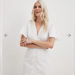 Studentklänning🥂🩷 - Snygg vit klänning med v-ringning och volangärmar. Perfekt för sommarens alla tillfällen. Klänningen har en omlott-design och knappar framtill. Perfekt till studenten och sommaren, aldrig andvänd (prislapp kvar) storlek 42 men väldigt liten i storlek så passar typ 38/40🥂🩷 liknar adoore klänningarna! Skriv privat för fler bilder🙌🏼