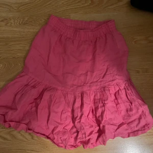 Rosa kjol - En jättefin rosa kjol som kommer passa perfekt till sommaren❤️