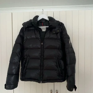 Moncler Maya - Moncler Maya, skick 6/10 lite slitage vid krage samt arm, cartoon av samt zippers utbytta.. Storlek 2 motsvarar S/M