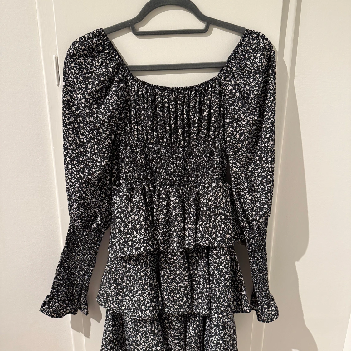 Svart blommig klänning - 90