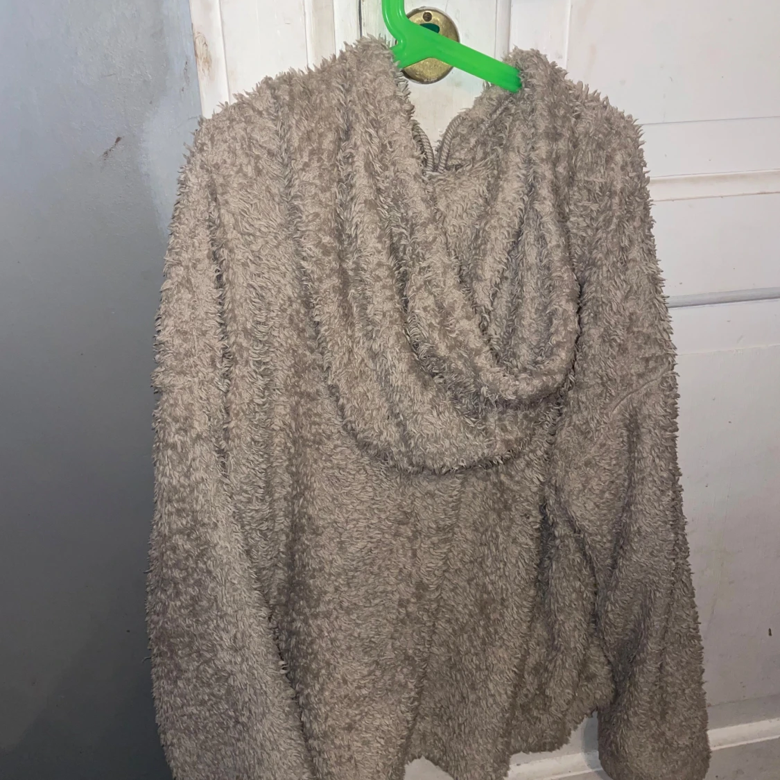 Beige fluffig hoodie från H&M - 90