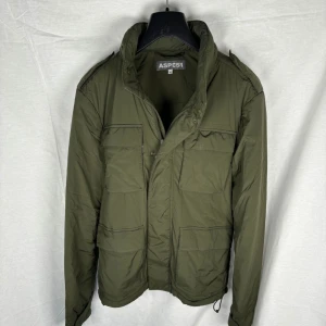 Aspesi field jacka - Aspesi field jacka, storlek M sitter normalt, pris 1999kr, skicket är väldigt bra förutom defekt på kragens dragkedja (se bild 3). Hör av er vid frågor eller funderingar.