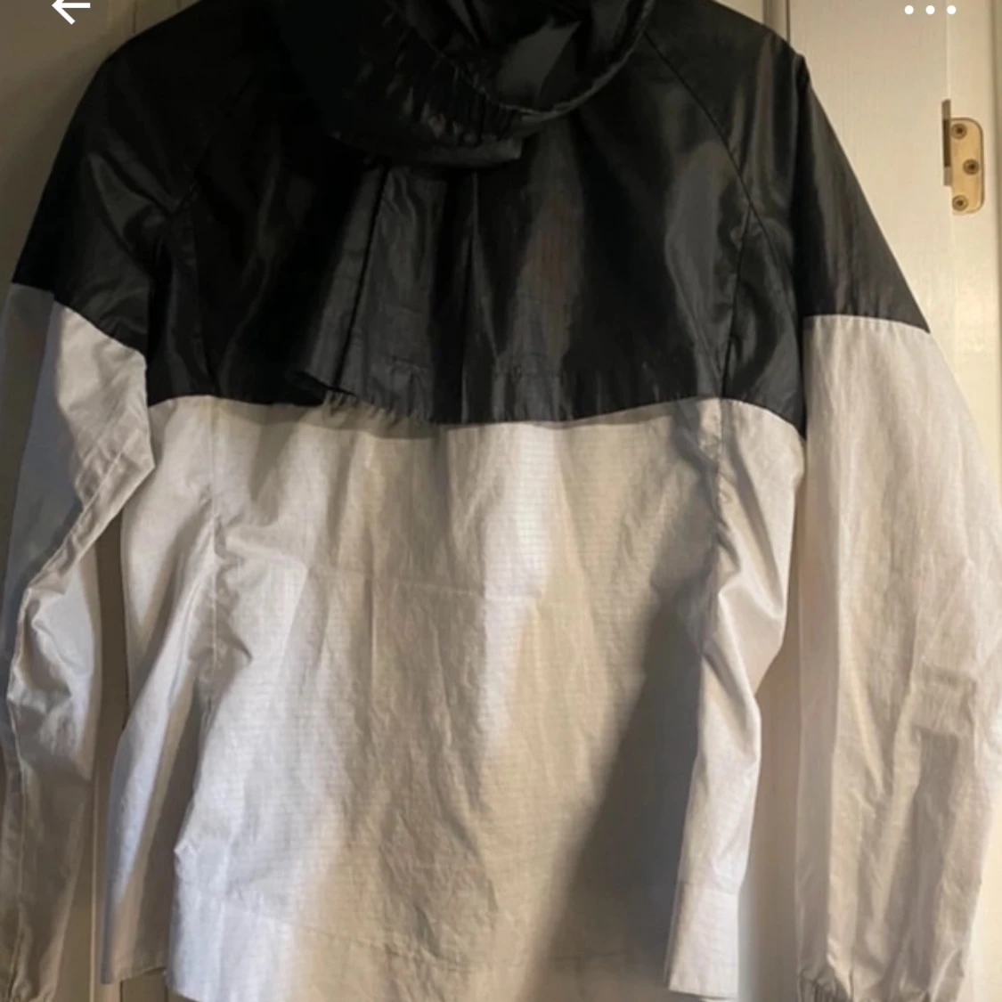 Svartvit vindjacka från Nike - 90