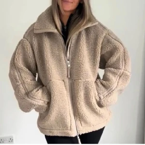 Beige hm teddyjacka  - Superpopulär hm jacka som är heelt slutsåld. Helt ny och oanvänd! Storlek XS❤️❤️
