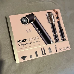 Multi Styler Professional 6-in-1 - Säljer en Multi Styler Professional 6-in-1 som endast är använd en gång. Nästan nyskick och fungerar perfekt! Detta är ett populärt och mångsidigt stylingverktyg som kombinerar hårtork, locktång, plattång och flera andra funktioner i ett enda set.