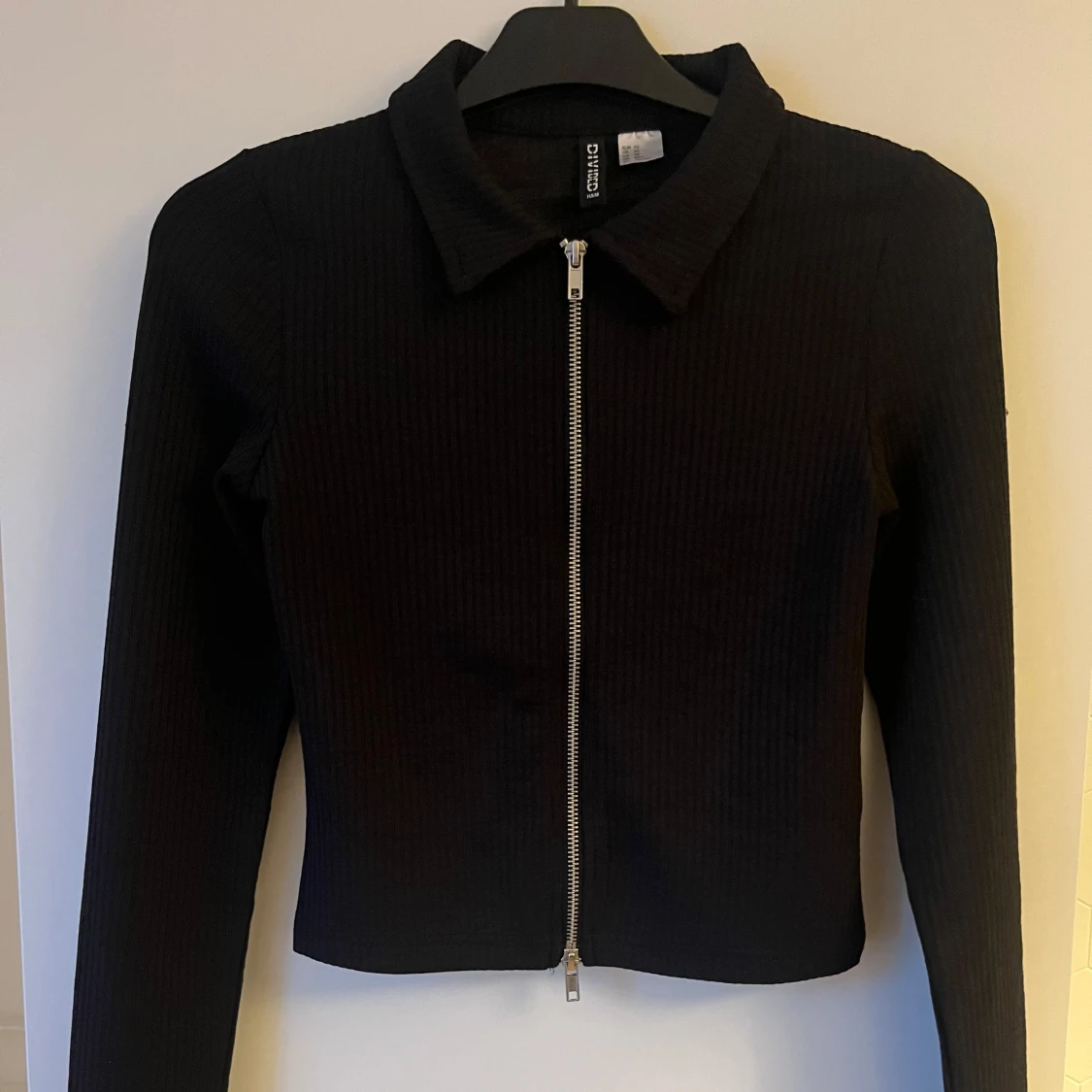 Svart ribbad jacka från H&M Divided