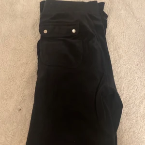 Juicy couture byxor - Säljer ett par juicy couture byxor i storlek 170-176. Dom är för stora för mig och säljer därför dom. Även fast dom är i barnstorlek skulle jag säga att dom sitter precis som en S eller till och med M för mig med XS. Jag sänker priset då det är barn men om du är intresserad kan du buda ner priset (går med på nästan alla). Hör av dig om du är intresserad💗💗