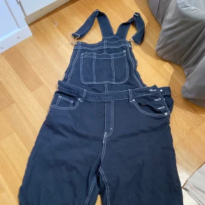 Mörkblåa/gråa hängselshorts - Säljer då de inte används. Tidigare långbenta som sytts ned.