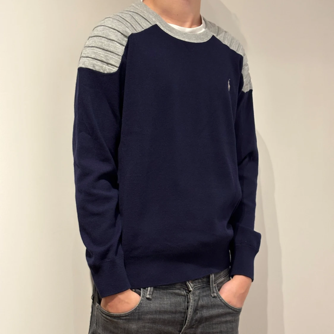 Mörkblå tröja med grå axlar från Ralph Lauren - 1