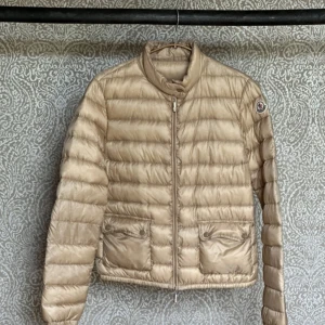 Beige dunjacka från Moncler - Snygg beige dunjacka från Moncler med dragkedja och två fickor framtill. Modellen Lans stl L men passar M bättre