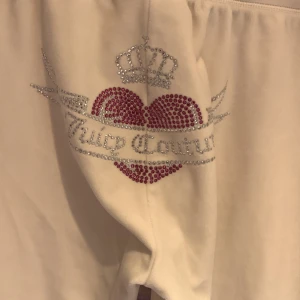 Vita mjukisbyxor från Juicy Couture - Vita juicy cuoture i vitt. De är alldrig använda och super fina! (Kan prutas ner) (Betalning görs genom Swish inte genom plick.) mer bilder och så privat! 