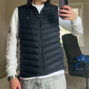 Gant väst  - En riktigt fet och sällsynt väst som inte tillverkas längre av Gant. En mörkblå utsida med en turkos insida💙Modellen på bilden är 178 och bär Small📏Nypris ca 1800 mitt pris 699💰Priset går att diskutera, skriv gärna om ni har frågor eller funderingar💯