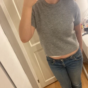 Grå tröja från Zara - Säljer grå tröja från Zara. Den är knappt använd och därför i väldigt bra skick. Storleken är M men den är ganska liten i stoleken så den passar även på S 