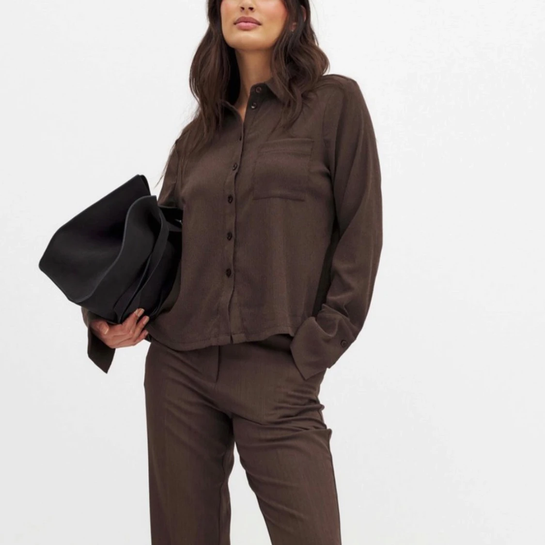 Brun skjorta med knappar - 1