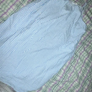 Randig sommarklänning - Säljer en söt randig klänning i blått och vitt med smala axelband. Perfekt för varma sommardagar. Klänningen har en luftig passform och är gjord i ett lätt material.