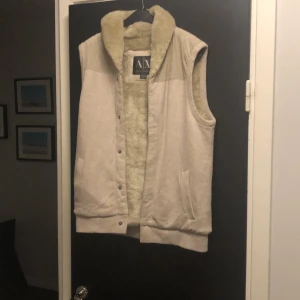 Pälsfodrad väst Armani exchange - Varm väst från Armani exchange. Storlek m avse storlek för män. Large eller x-large för tjejer.