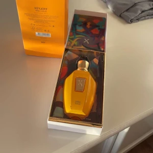 Erba Gold Parfym från Xerjoff - Lyxig Erba Gold parfym från Xerjoff i en elegant guldfärgad flaska med silverdetaljer. Flaskan har en unik form och kommer i en färgglad förpackning. Perfekt för den som söker en exklusiv doftupplevelse. Jag tar även byten. Kan fixa ett bra pris vid snabb affär. Nypris är runt 3500. Skulle gissa det är runt 70-75 ml kvar i flaskan. Skriv vid funderingar 🤗