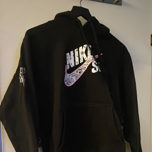 Svart hoodie från Nike SB x Travis Scott - Säljer en svart hoodie från Nike SB i samarbete med Travis Scott. Vill bli av med den så snabbt som möjligt där av priset