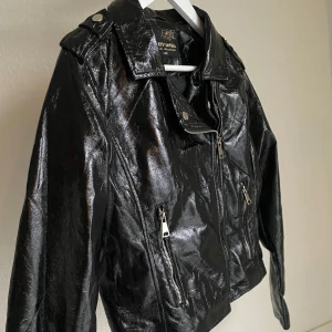 Svart lackjacka  - Snygg svart lackjacka med dragkedja och coola detaljer🖤passar S