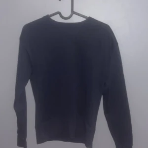 Mörkblå tröja från GANT - Snygg mörkblå tröja från GANT med rund halsringning. Perfekt för en stilren look. Diskret logga på bröstet.