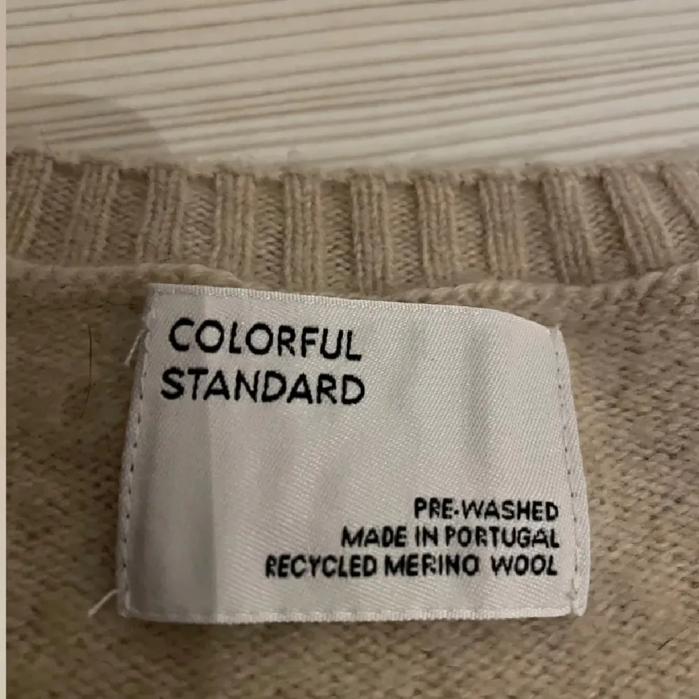 Säljer en stilren beige tröja från Colorful Standard då den inte används mycket, tillverkad i 100% merinoull. Tröjan har en rund halsringning och ribbade muddar vid ärmslut och nederkant. Skicket är 9/10 knappt några tecken på användning. Perfekt att använda året om. Och ger än en stilren look! Nypris på denna är 1200kr hos Care of carl. Vid frågor är det bara att höra va sig!. Neuletakit & Villapaidat.