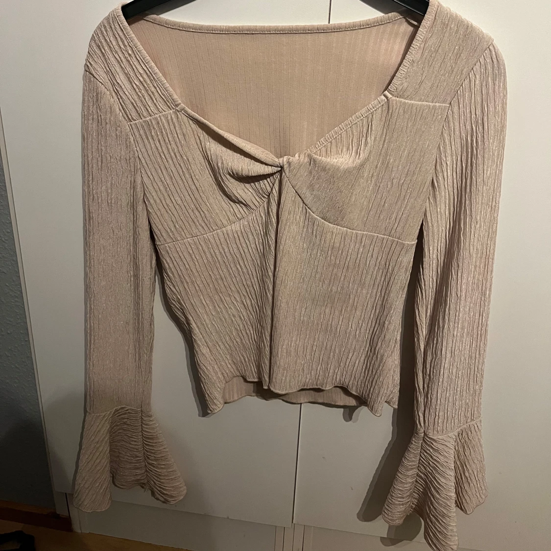 Beige ribbad topp med volangärmar