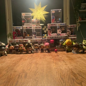 Funko Pop-figurer och Pocket Pop-nyckelringar - Samling av Funko Pop-figurer och Pocket Pop-nyckelringar. Inkluderar karaktärer från Marvel och Overwatch. Perfekt för samlare och fans av dessa serier. Priset skiljer lite från figur till figur. Medela mig vilken figur du är intresserad i så kan jag säga vilket pris det är. Men dom är runt 150,200kr styck 