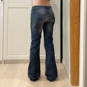 Lågmidjade bootcut jeans🤩 - Nya med lappen kvar (tog bort den inför bilderna)!! Midja 40 cm rakt över, gren 20 cm o innerben 88 cm💕Jae 169 o xs-s o de är för stora och för långa. Obs en vertikal tråd saknas (hänt under produktionen) se sista bilden
