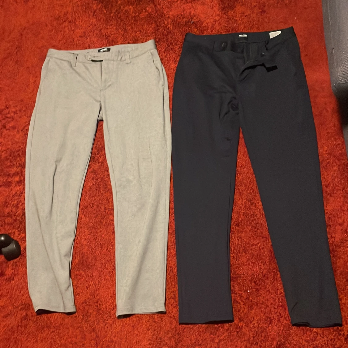 Svarta mjukis kostymbyxor, grå och blåa mjuka kostymbyxor. - 91